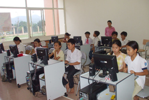 Trẻ em tham gia lớp tin học tại Trung tâm hoạt động thanh, thiếu niên tỉnh.